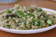 Barley risotto with asparagus and mushrooms